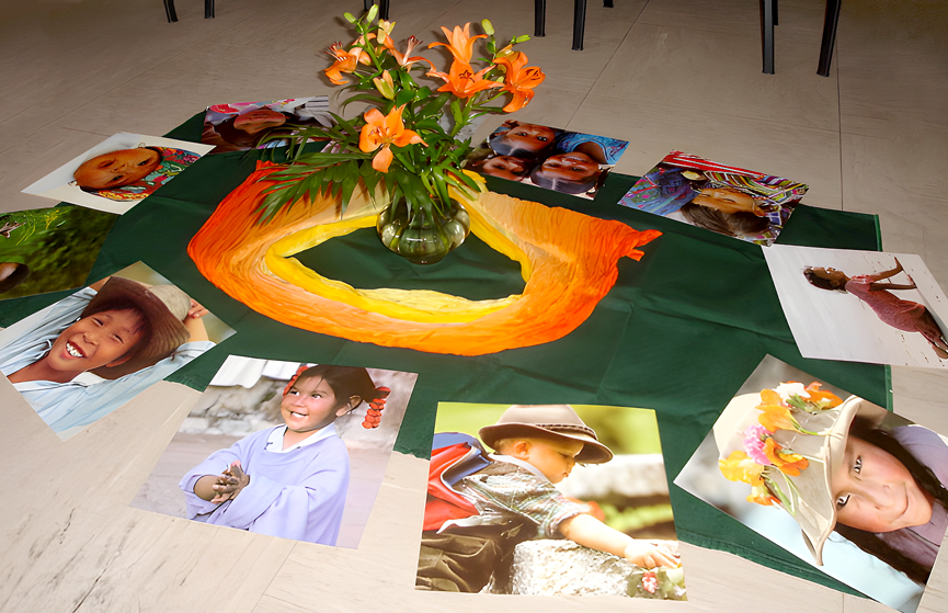 Fotos von Kindern, die um eine Vase mit Blumen im Kreis angeordnet sind